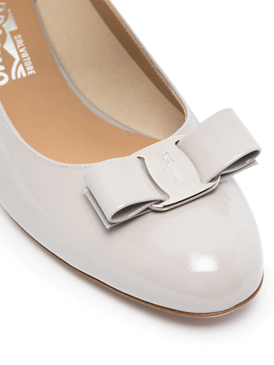 Ferragamo Ladies Vara Bow Pump Glitter Shoe Size 9 In Neutrals