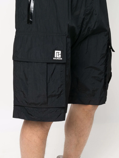 Shop Balmain Logo Cargo Shorts In Schwarz