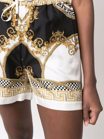Shop Versace La Coupe Des Dieux-print Silk Shorts In Weiss