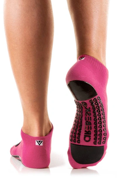 Arebesk Phish Net Assorted 2-pack Closed Toe Ankle Socks In Charcoal-pink