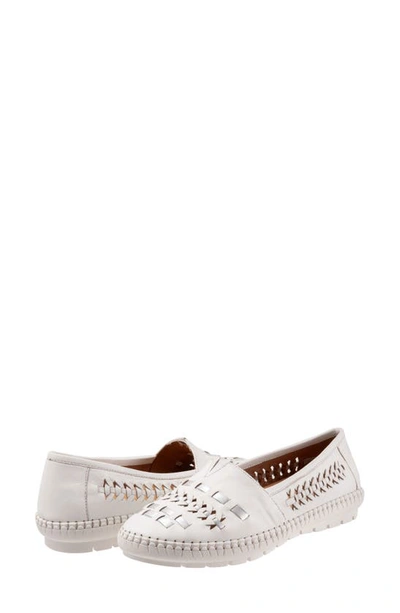Trotters Rory Woven Flat In White Silver