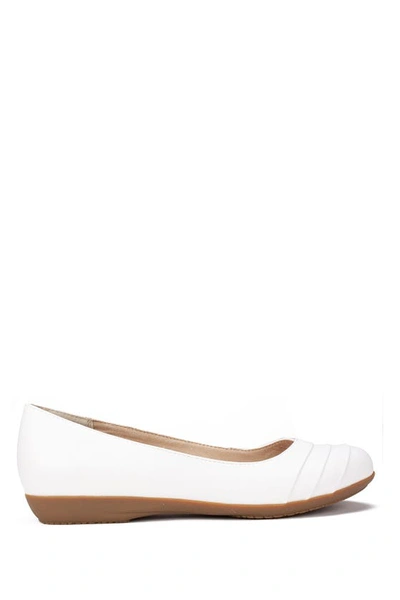 White Mountain Clara Ballet Flat In White/burnished/smooth