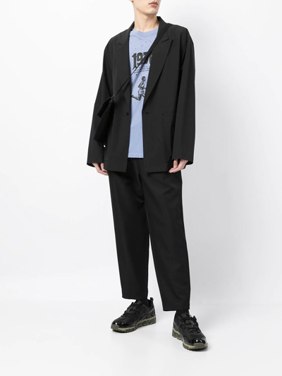 Shop Yoshiokubo Elasticated-waist Tapered Trousers In Black