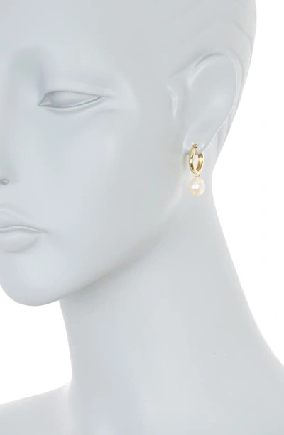 Nordstrom Rack 9.5-10mm Freshwater Pearl Drop Huggie Earrings In White- Gold