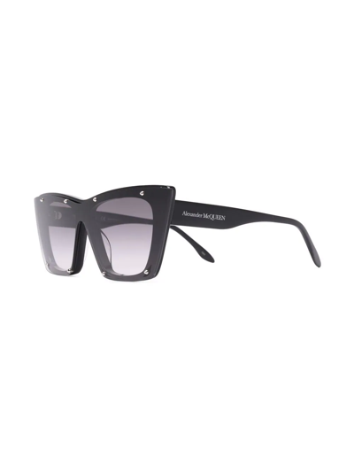 Shop Alexander Mcqueen Gradient Cat-eye Sunglasses In Schwarz