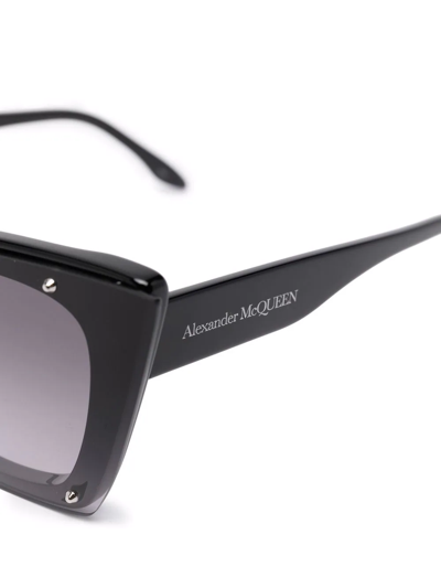 Shop Alexander Mcqueen Gradient Cat-eye Sunglasses In Schwarz