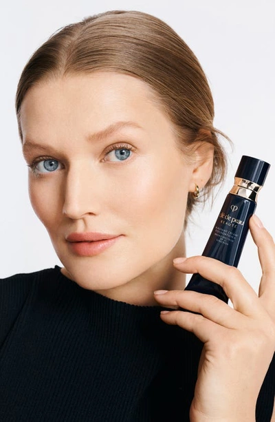 Clé De Peau Beauté Radiant Cream Foundation In O90 Very Deep Ocher