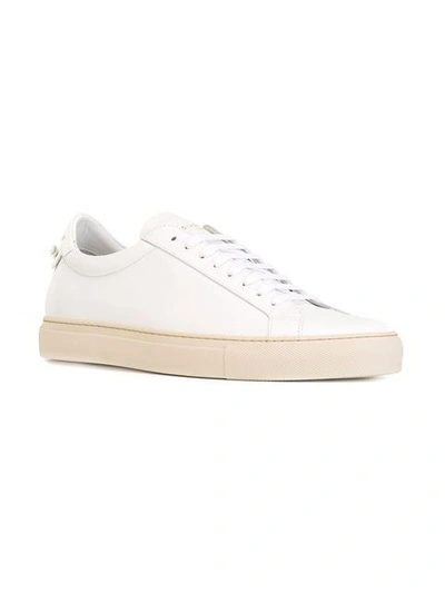 Shop Givenchy Klassische Sneakers In White