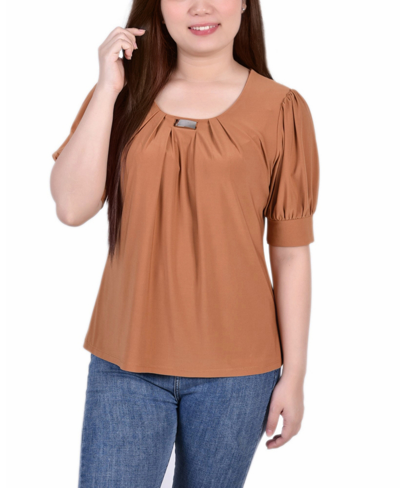 Ny Collection Plus Size Short Sleeve Balloon Sleeve Top With Hardware In Meerkat