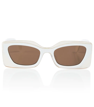 Shop Fendi Feel Rectangular Sunglasses In 白色