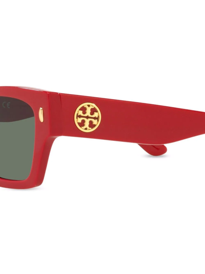 Shop Tory Burch Rectangular Lense Sunglasses In Grau