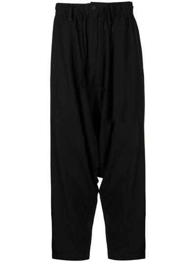 Shop Yohji Yamamoto Drop-crotch Cropped Trousers In Schwarz