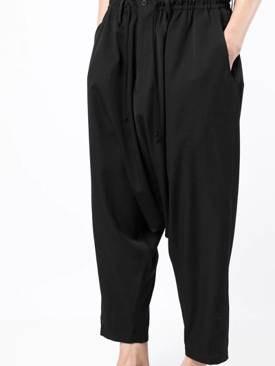 Shop Yohji Yamamoto Drop-crotch Cropped Trousers In Schwarz