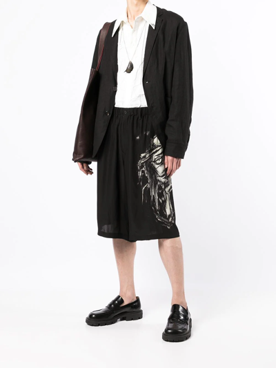 Shop Yohji Yamamoto Graphic-print Bermuda Shorts In Schwarz