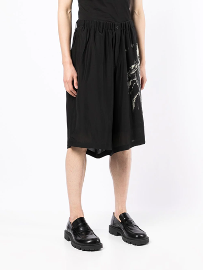 Shop Yohji Yamamoto Graphic-print Bermuda Shorts In Schwarz