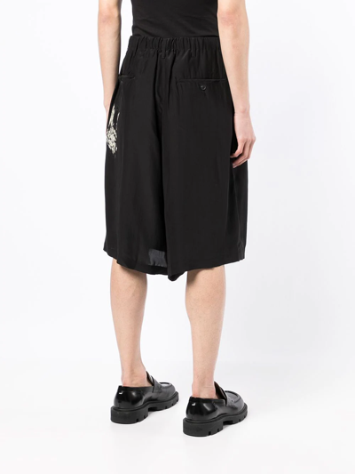 Shop Yohji Yamamoto Graphic-print Bermuda Shorts In Schwarz