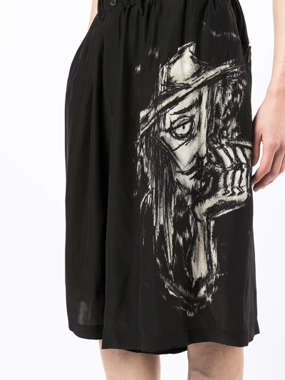 Shop Yohji Yamamoto Graphic-print Bermuda Shorts In Schwarz