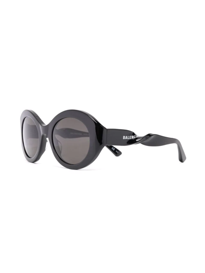 Shop Balenciaga Twist Round-frame Sunglasses In Schwarz