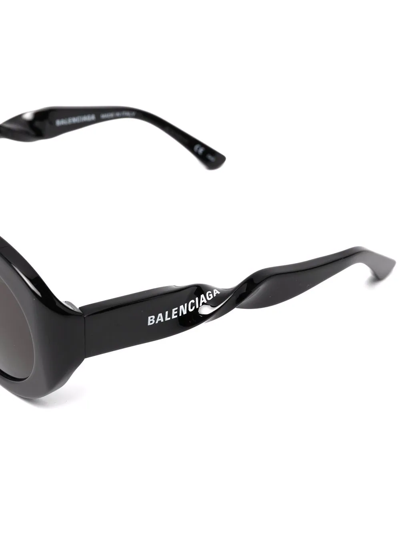 Shop Balenciaga Twist Round-frame Sunglasses In Schwarz