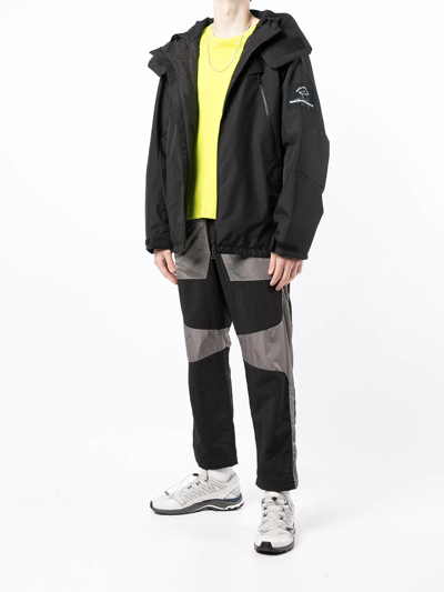White Mountaineering Logo-patch Hooded Jacket In Schwarz
