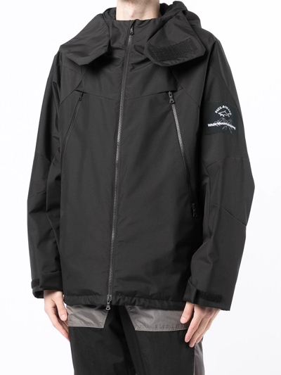 White Mountaineering Logo-patch Hooded Jacket In Schwarz