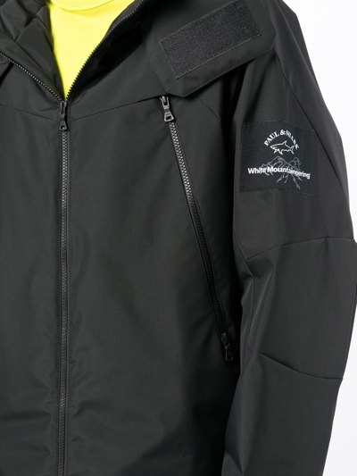 White Mountaineering Logo-patch Hooded Jacket In Schwarz
