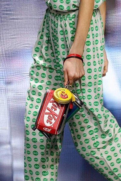 Shop Anya Hindmarch Polo Printed Leather Clutch In Emerald
