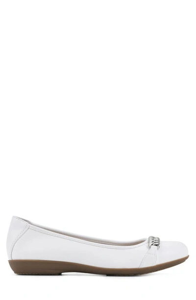 Cliffs By White Mountain White Mountain Charmed Flat In White/ Smooth