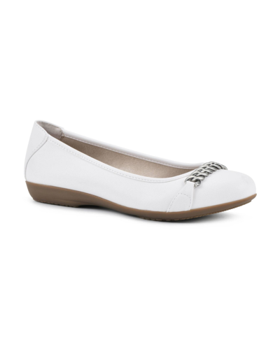 Cliffs By White Mountain Charmed Womens Faux Leather Slip On Ballet Flats In White Smooth