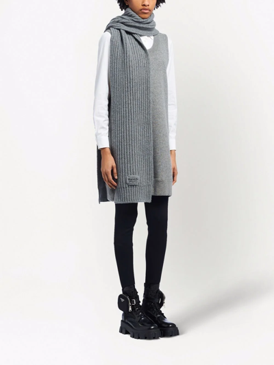 Prada Logo-patch Knitted Scarf In Grau