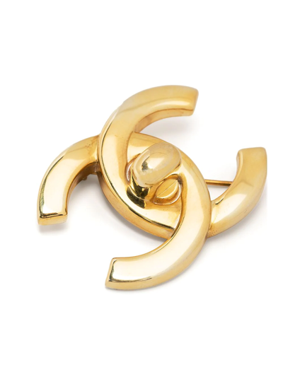 Pre-owned Chanel 1997 Cc Turn-lock Brooch In Gold