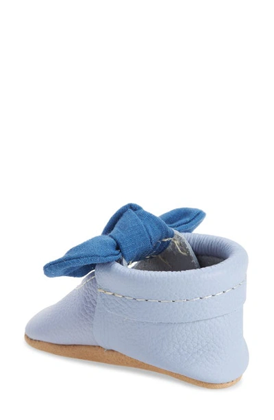 Shop Freshly Picked Knotted Bow Crib Shoe In Periwinkle