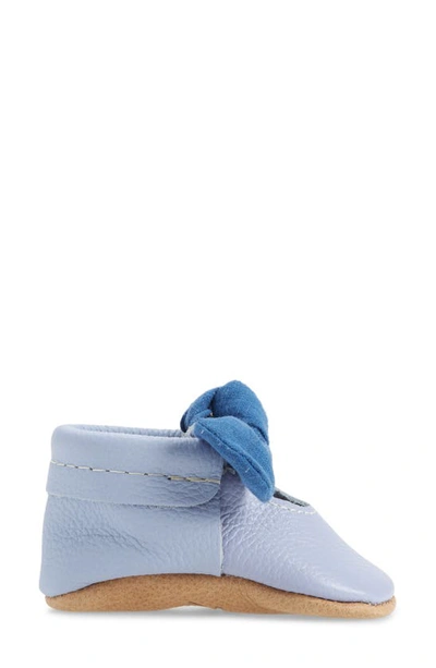 Shop Freshly Picked Knotted Bow Crib Shoe In Periwinkle