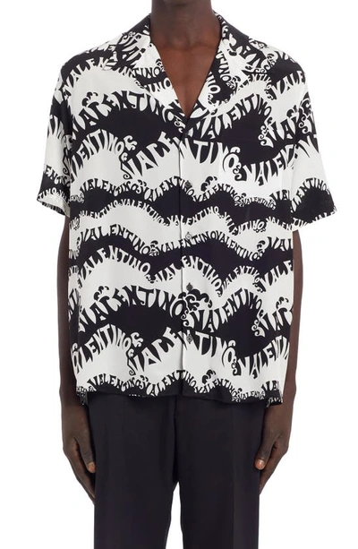 Shop Valentino Boxy Fit Fit Waves  Archive 1970 Short Sleeve Silk Button-up Camp Shirt In 7lx - Black / White