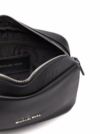 Michael Kors Textured Cow Leather Messenger Bag In Schwarz