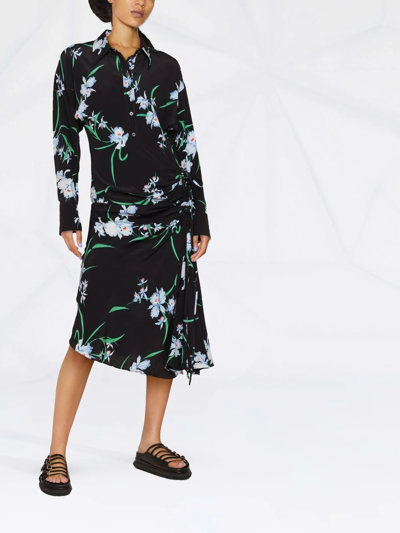 Shop N°21 Ruched Floral-print Silk Dress In Schwarz