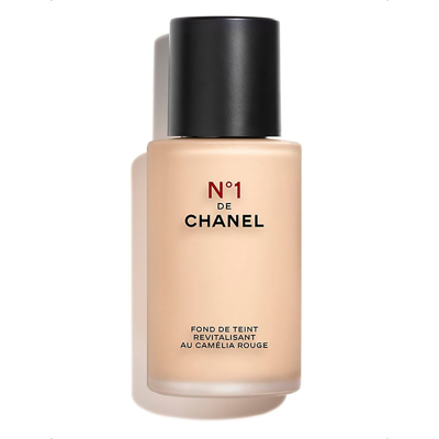 Shop Chanel <strong>n°1 De  Revitalizing Foundation</strong> Illuminates - Hydrates - Protects 30ml In Br22