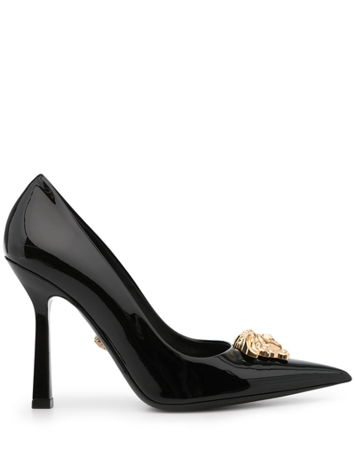 Shop Versace La Medusa 105mm Patent-leather Pumps In Schwarz