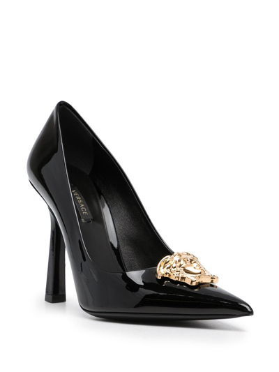 Shop Versace La Medusa 105mm Patent-leather Pumps In Schwarz