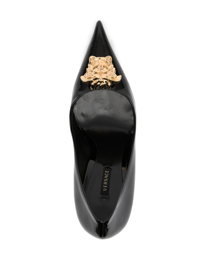 Shop Versace La Medusa 105mm Patent-leather Pumps In Schwarz