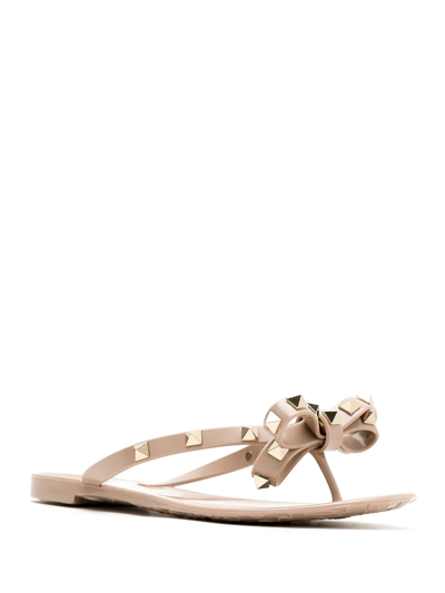 Valentino Garavani Summer Rockstud Thong Sandals In Neutrals