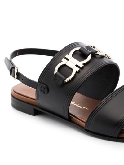 Ferragamo Gancini-plaque Leather Sandals In Schwarz