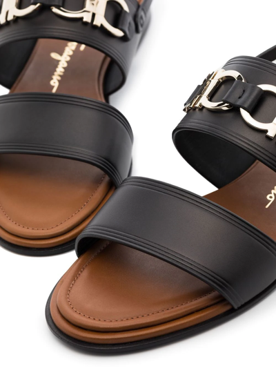 Ferragamo Gancini-plaque Leather Sandals In Schwarz