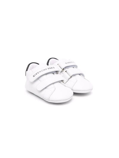 Shop Givenchy Baby White Sneakers With Logo In Bianco