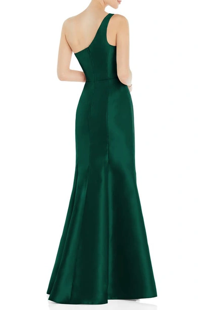 Alfred Sung One-shoulder Satin Twill Trumpet Gown In Hunter Green