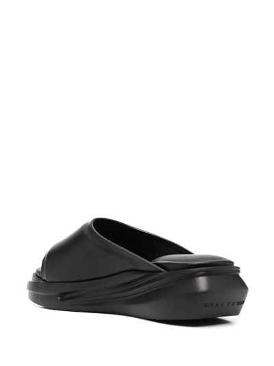 Alyx Mono Leather Slide Sandals In Schwarz