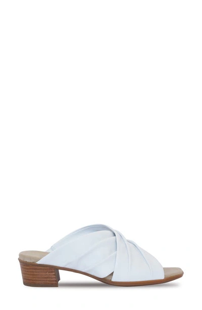 Munro Lee Slide Sandal In White Sheep