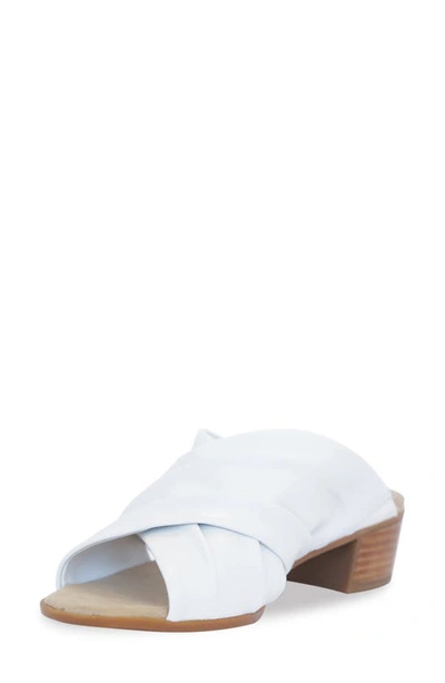 Munro Lee Slide Sandal In White Sheep
