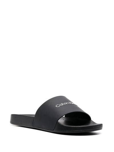 Shop Calvin Klein Logo Pool Slide In Schwarz