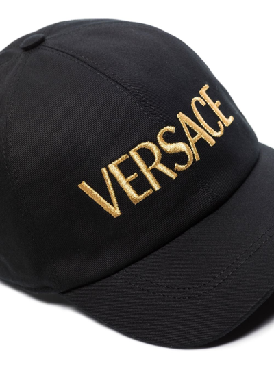 Versace Adjustable Logo Embroidered Cotton Cap In Schwarz